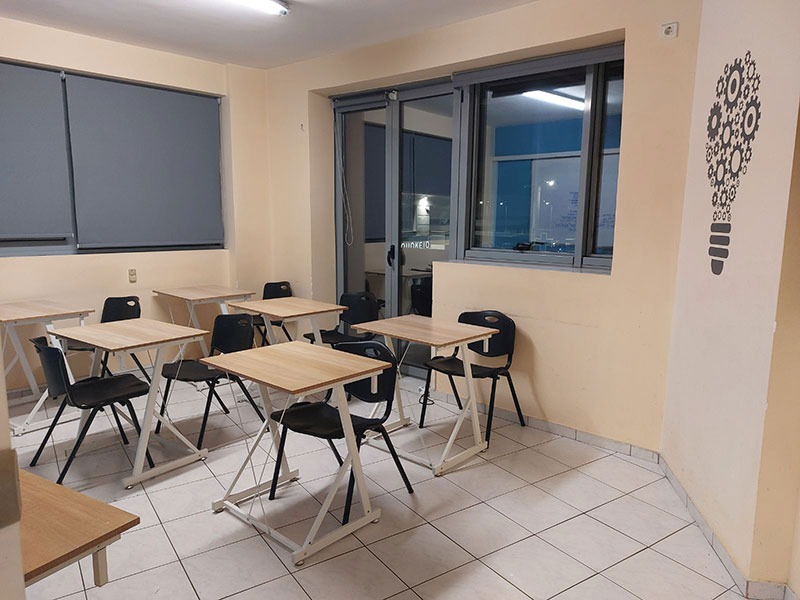 Αίθουσα διδασκαλίας με ατομικά θρανία