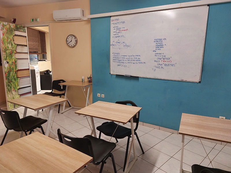 Αίθουσα με λευκοπίνακα και κλιματισμό