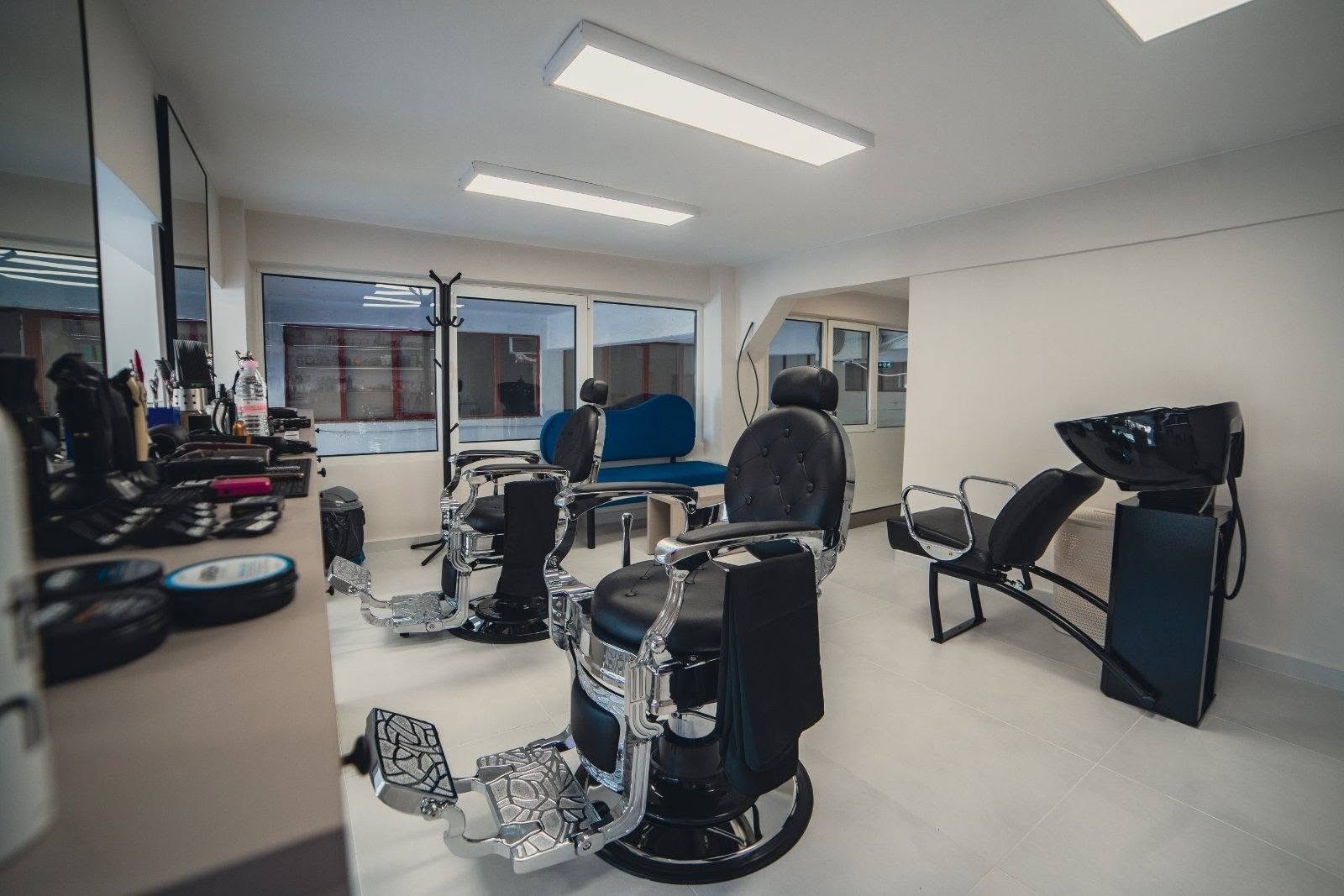 Χώρος ανδρικού κουρέματος με δύο barber καρέκλες και λουτήρα