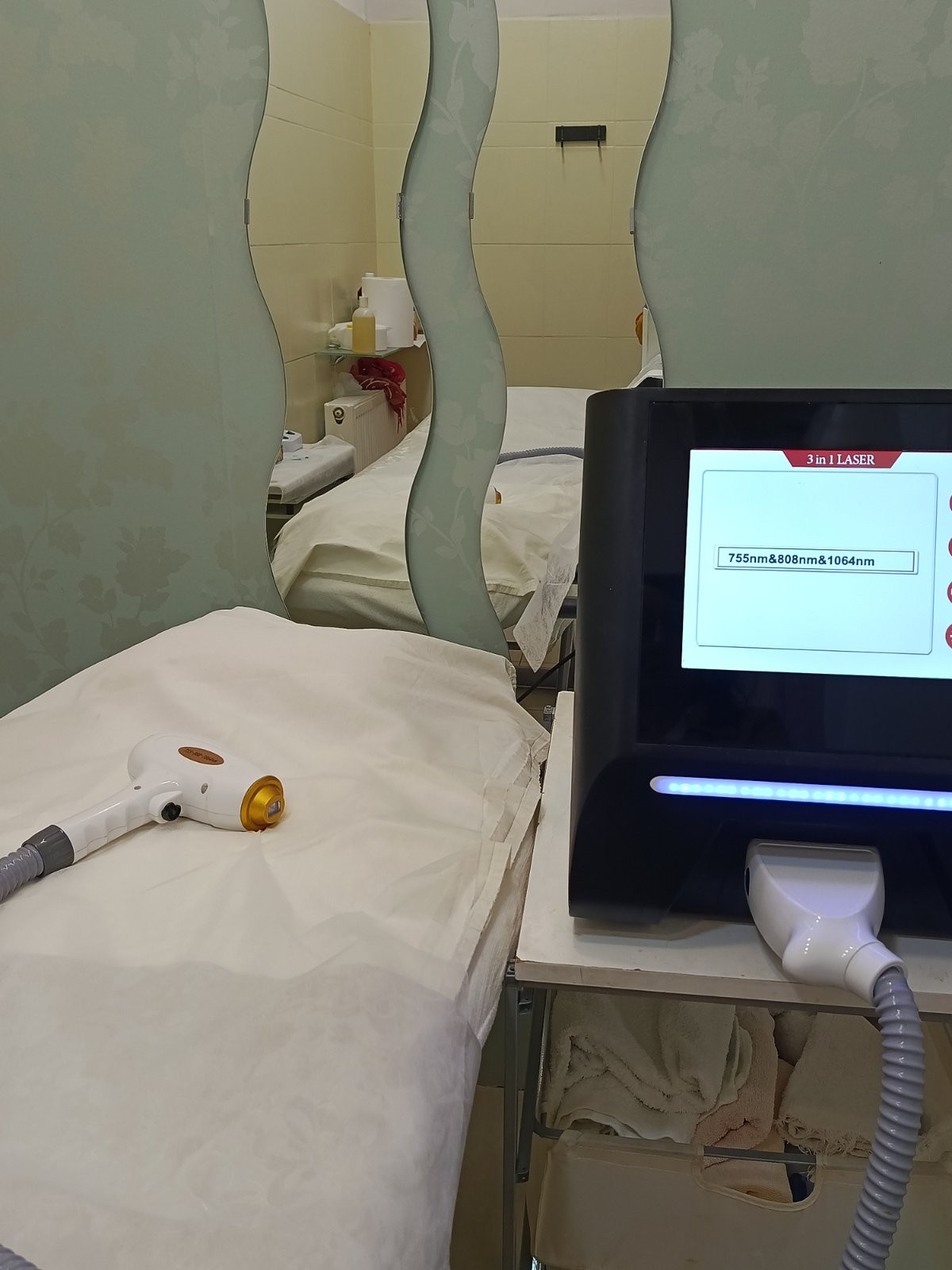 Μηχάνημα laser αποτρίχωσης 3 in 1 με μήκη κύματος 755, 808 και 1064 nm δίπλα σε κρεβάτι