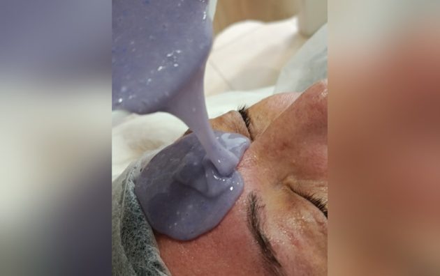 Εφαρμογή μάσκας peel-off σε λιλά απόχρωση στο πρόσωπο