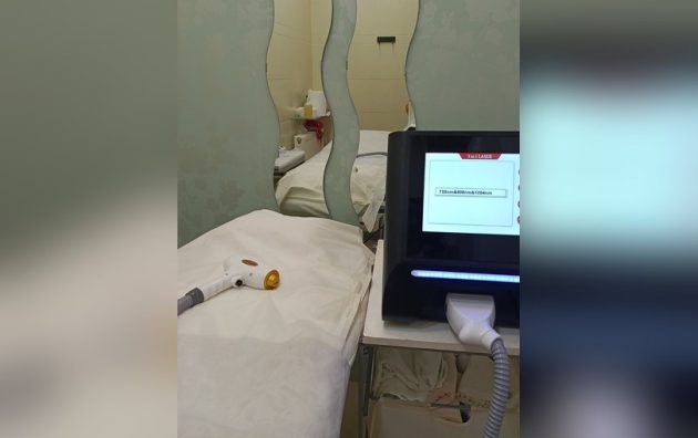 Μηχάνημα laser αποτρίχωσης 3 in 1 με μήκη κύματος 755, 808 και 1064 nm δίπλα σε κρεβάτι