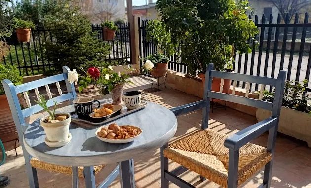 Αυλή με τραπέζι και καφέ στο Cozy γωνιά στο χωριό, Λειανοκλάδι