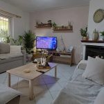 Σαλόνι με τζάκι και γωνιακό καναπέ στο Cozy γωνιά στο χωριό, Λειανοκλάδι