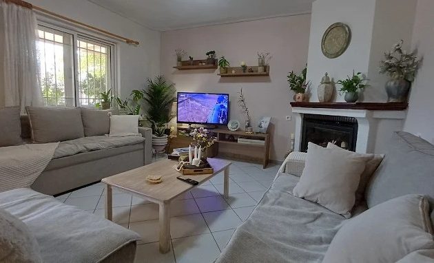 Σαλόνι με τζάκι και γωνιακό καναπέ στο Cozy γωνιά στο χωριό, Λειανοκλάδι