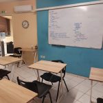 Αίθουσα με λευκοπίνακα και μάθημα πληροφορικής