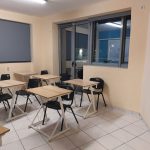 Αίθουσα με ατομικά θρανία και μεγάλα παράθυρα στο φροντιστήριο Έρασμος