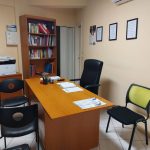 Γραφείο υποδοχής με βιβλιοθήκη και εκπαιδευτικό υλικό