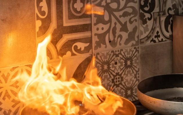 Τηγάνι με φαγητό πάνω από φλόγα στην κουζίνα του Καϊξή