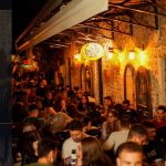 Βραδινό φαγητό στο κέντρο Ιωαννίνων: γεμάτα τραπέζια στη Στοά Μαραμένου μπροστά στον Καϊξή