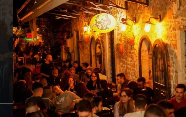Βραδινό φαγητό στο κέντρο Ιωαννίνων: γεμάτα τραπέζια στη Στοά Μαραμένου μπροστά στον Καϊξή