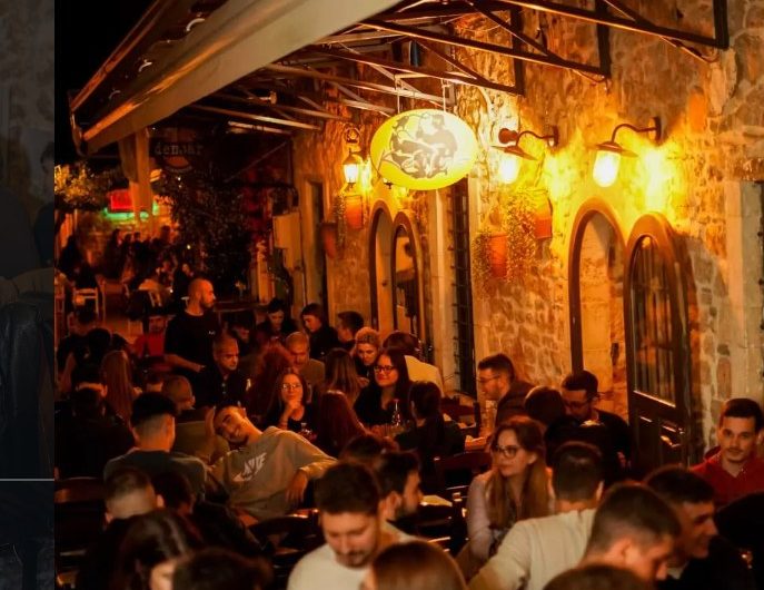 Βραδινό φαγητό στο κέντρο Ιωαννίνων: γεμάτα τραπέζια στη Στοά Μαραμένου μπροστά στον Καϊξή