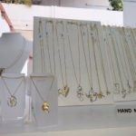 Κολιέ με μενταγιόν σε προθήκη στο Sophie’s jewelry, Κάτω Δαράτσο Χανίων