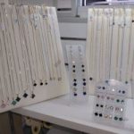Κολιέ και σκουλαρίκια σε προθήκες στο Sophie’s jewelry, Κάτω Δαράτσο Χανίων