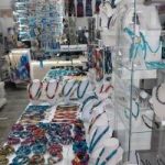 Κοσμήματα με χάντρες στο εσωτερικό του Sophie’s jewelry, Κάτω Δαράτσο Χανίων