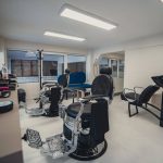 Χώρος barber με δύο κλασικές καρέκλες κουρείου και λουτήρα