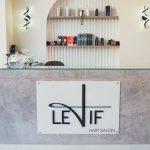 Υποδοχή του LETIF Hair Salon στη Νεάπολη Κοζάνης με το λογότυπο στον πάγκο