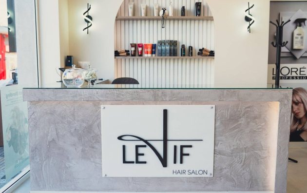 Υποδοχή του LETIF Hair Salon στη Νεάπολη Κοζάνης με το λογότυπο στον πάγκο