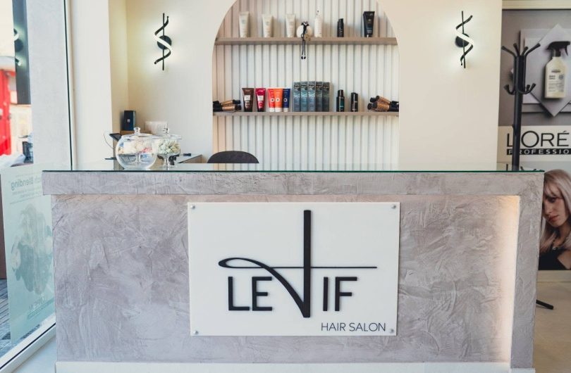 Υποδοχή του LETIF Hair Salon στη Νεάπολη Κοζάνης με το λογότυπο στον πάγκο