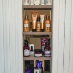 Ράφι με προϊόντα Redken και L'Oréal Professionnel