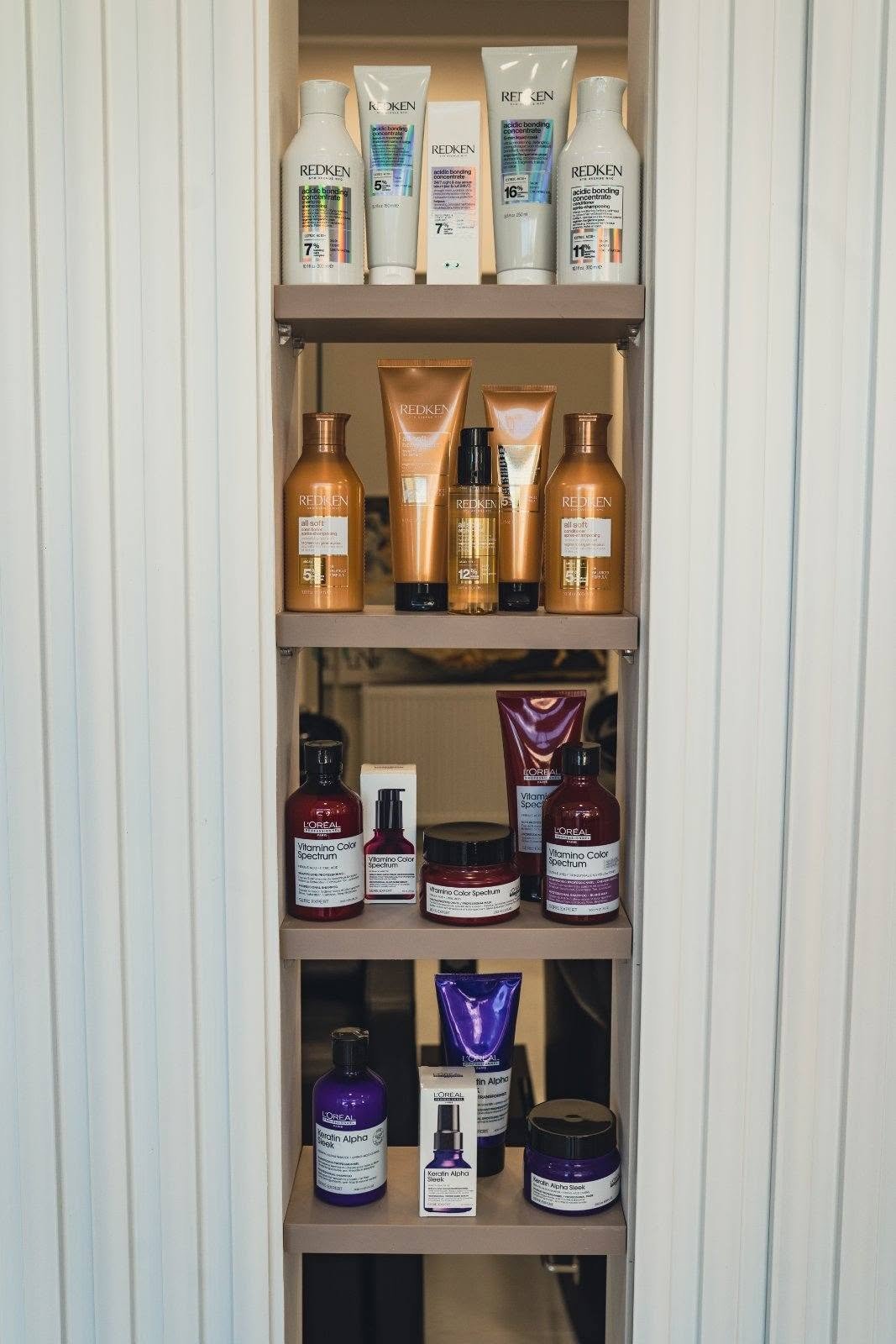 Ράφι με προϊόντα Redken και L'Oréal Professionnel