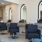 Θέσεις κομμωτικής με καθρέφτες σε σχήμα τόξου στο LETIF Hair Salon