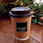 ΜΑΜΑΔΕΣ café snack bar Καβάλα: ποτήρι καφέ take away με το λογότυπο