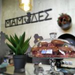 Καφέ και ροφήματα Καβάλα: ο πάγκος της καφετέριας ΜΑΜΑΔΕΣ