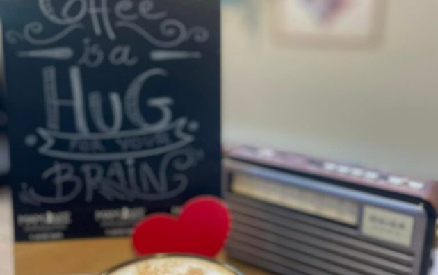 ΜΑΜΑΔΕΣ καφετέρια Καβάλα: cappuccino με κανέλα