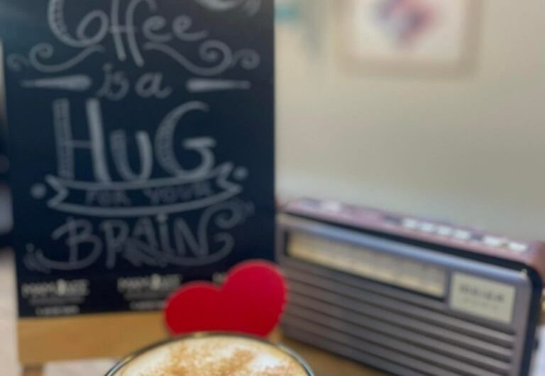 ΜΑΜΑΔΕΣ καφετέρια Καβάλα: cappuccino με κανέλα