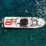 Ημερήσια κρουαζιέρα Κολυμπάρι: το σκάφος της Smile Cruises σε στάση για μπάνιο