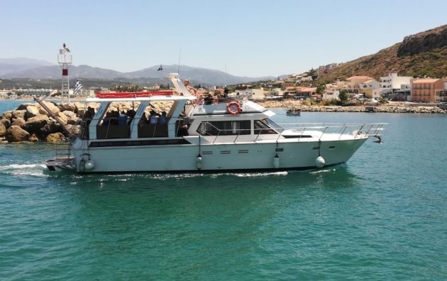 Το σκάφος της Smile Cruises στο λιμάνι του Κολυμπαρίου