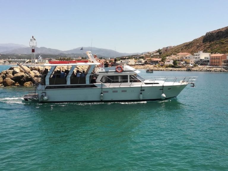 Το σκάφος της Smile Cruises στο λιμάνι του Κολυμπαρίου